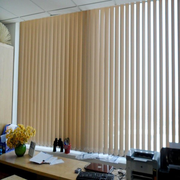 Rèm văn phòng là vật dụng không thể thiếu trong việc cản nắng, cản nhiệt giúp cho điều kiện làm việc cũng như sử dụng các trang thiết bị trong văn phòng